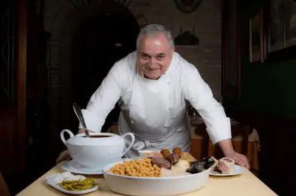 Antonio Cosmen, el gran maestro del cocido madrileño, celebra con éxito sus 50 años en los fogones