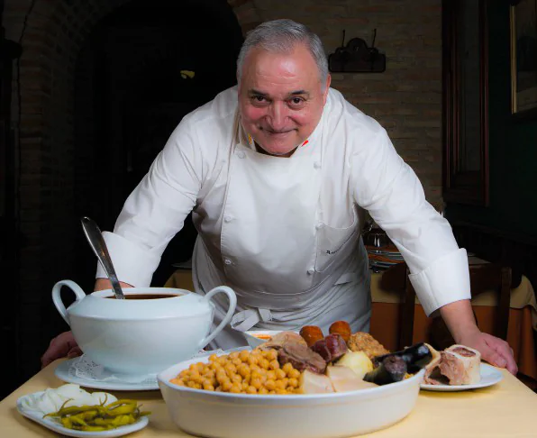 Antonio Cosmen, el rey del cocido madrileño, celebra 50 años en los fogones