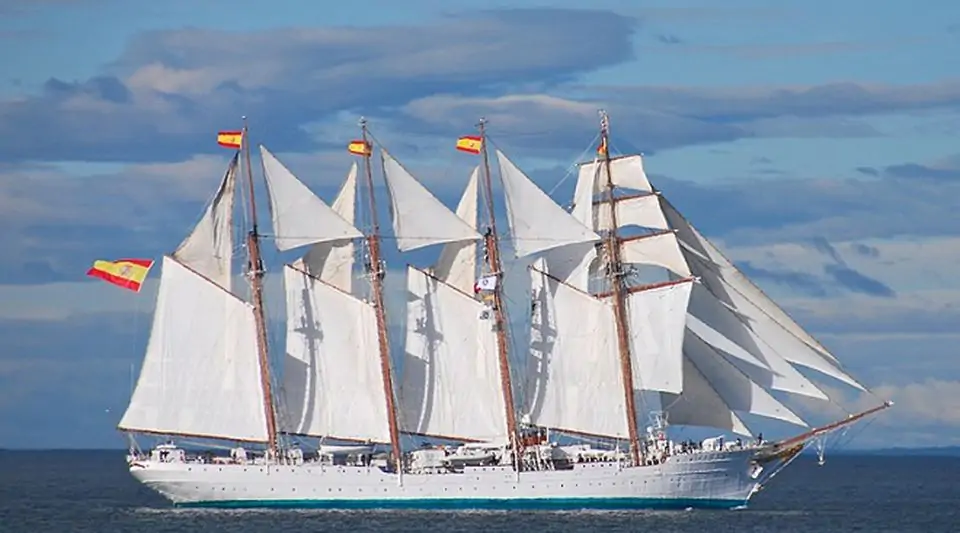 El buque Elcano atraviesa el Pacífico 500 años después de Magallanes