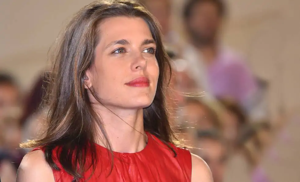 Carlota Casiraghi une sus dos pasiones: moda y literatura