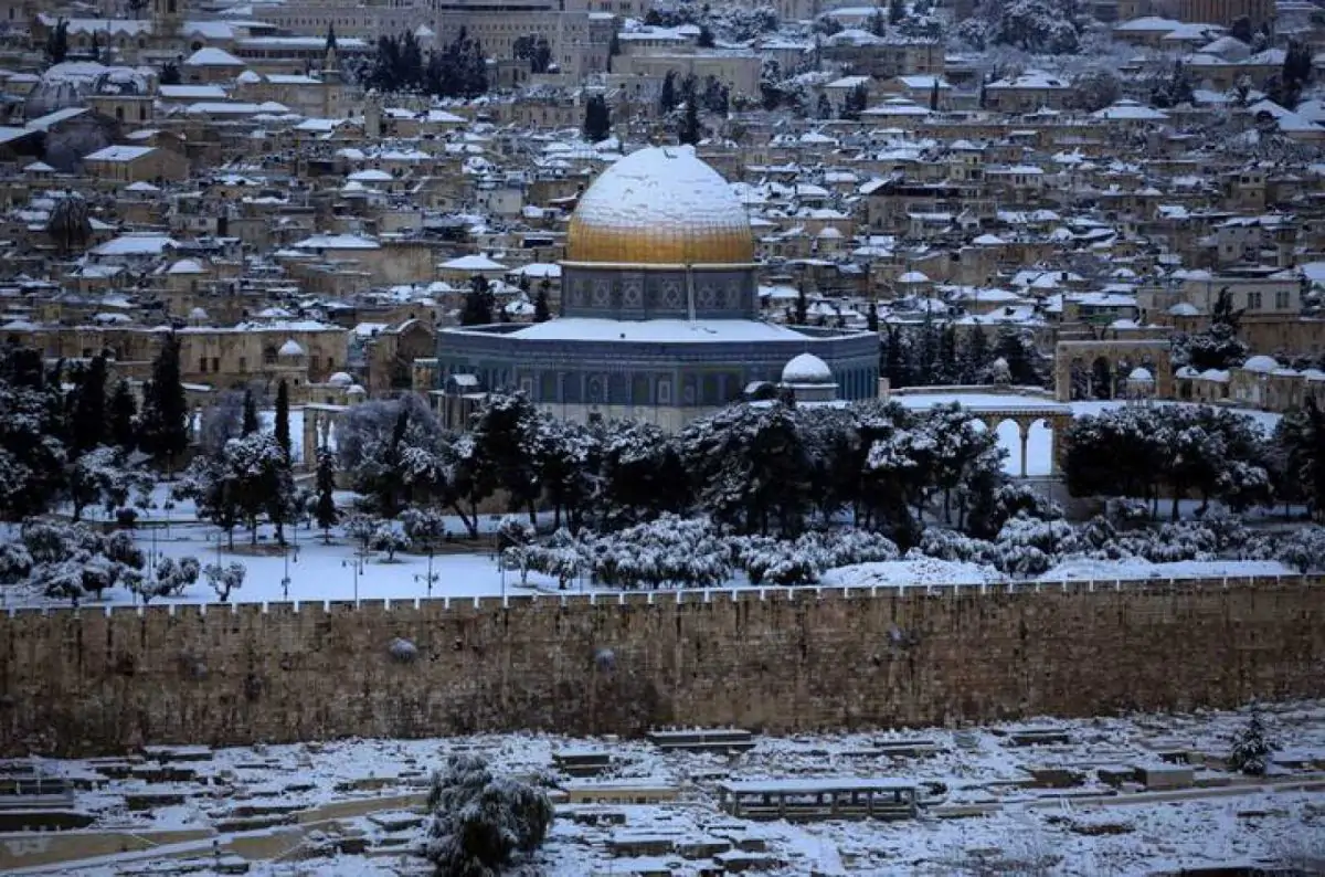La primera nevada en seis años cubre de blanco Jerusalén