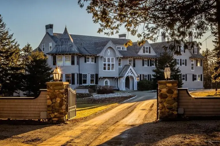 John Travolta vende una mansión con 20 dormitorios por 4,1 millones