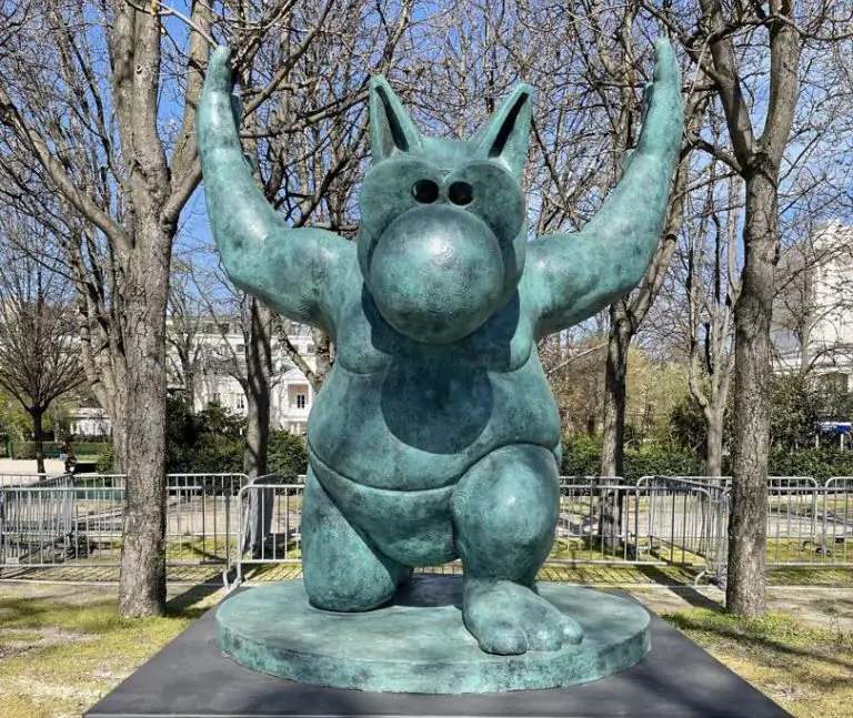 Los Campos Elíseos acogen veinte estatuas del orondo Gato del belga Geluck