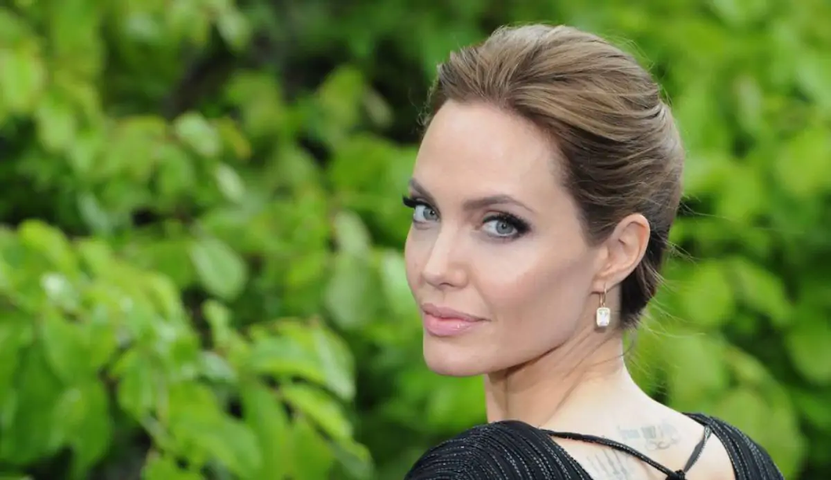 Angelina Jolie visita con una botella de vino a su ex Lee Miller en Nueva York