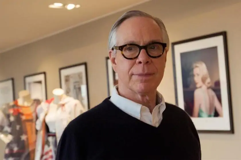 Cumple 70 Tommy Hilfiger el diseñador de la moda casual