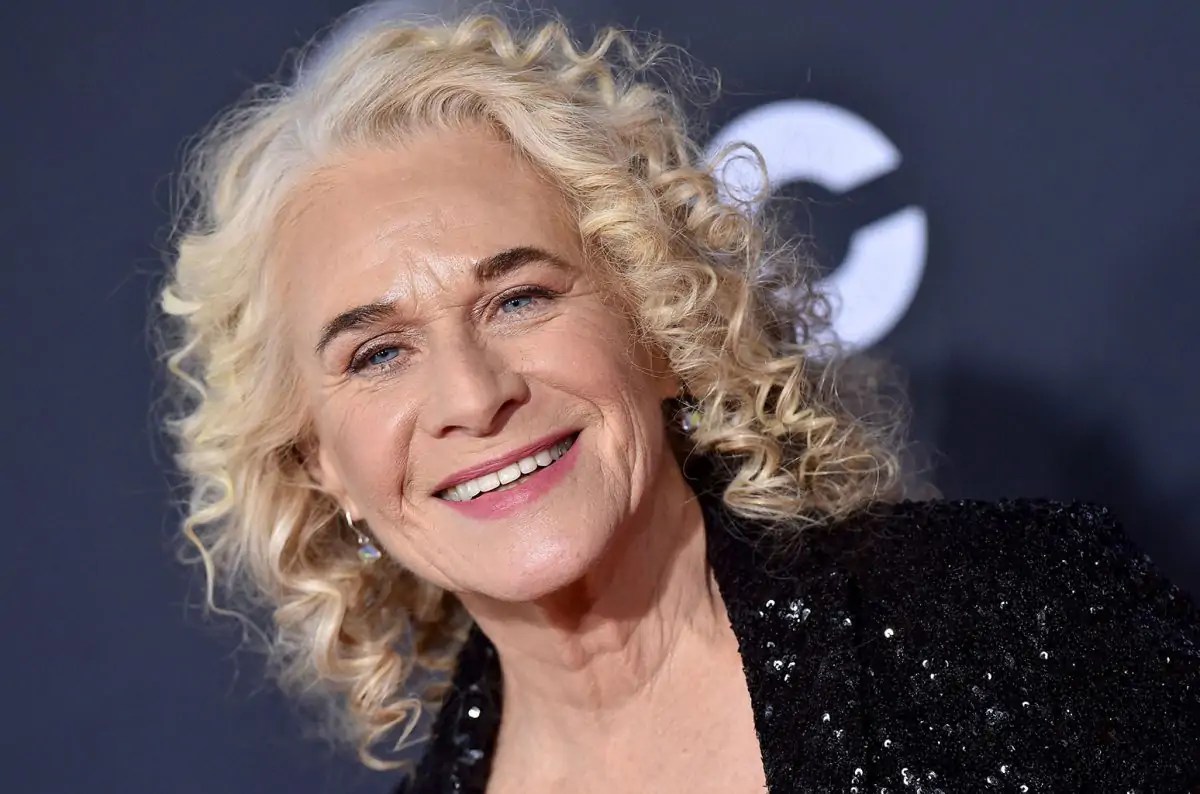 Carole King se suma a Dolly Parton y se vacuna cantando para la ocasión