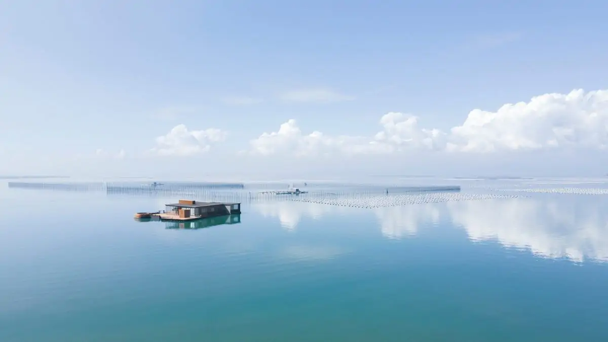Un espectacular alojamiento flotante en China para vivir alejado del mundo