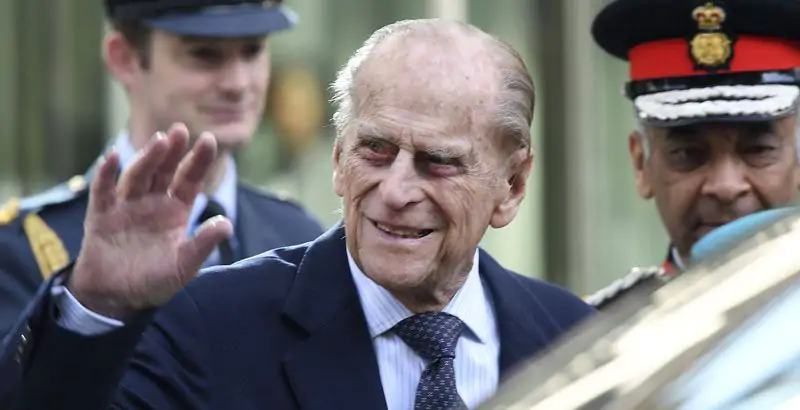 El príncipe Felipe «mejora ligeramente» y la familia real «cruza los dedos»