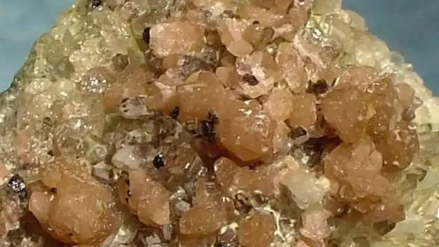 Un mineral ‘tierra rara’ acelera reacciones con oro, plata y uranio