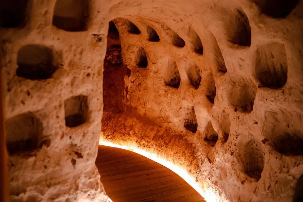 La Cueva de los 100 Pilares: un viaje a las entrañas de la Edad Media
