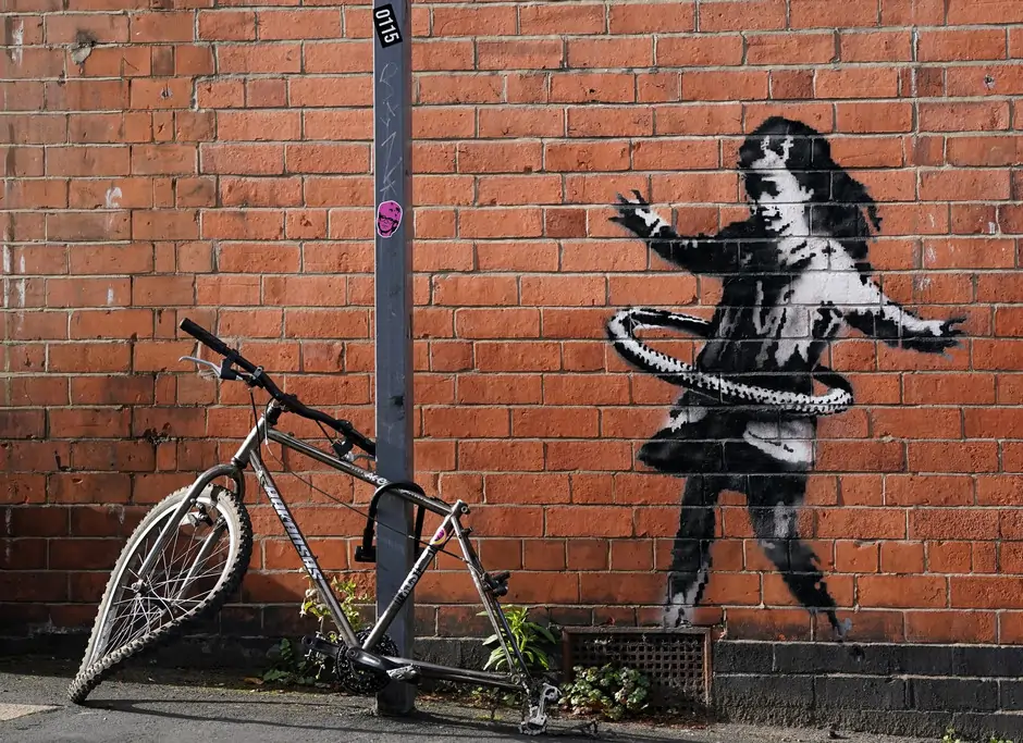 Una exposición inmersiva sobre Banksy en Bruselas explora la obra del artista