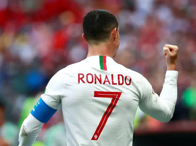 Un brazalete tirado al césped por Ronaldo se vende en Serbia por 64.000 euros