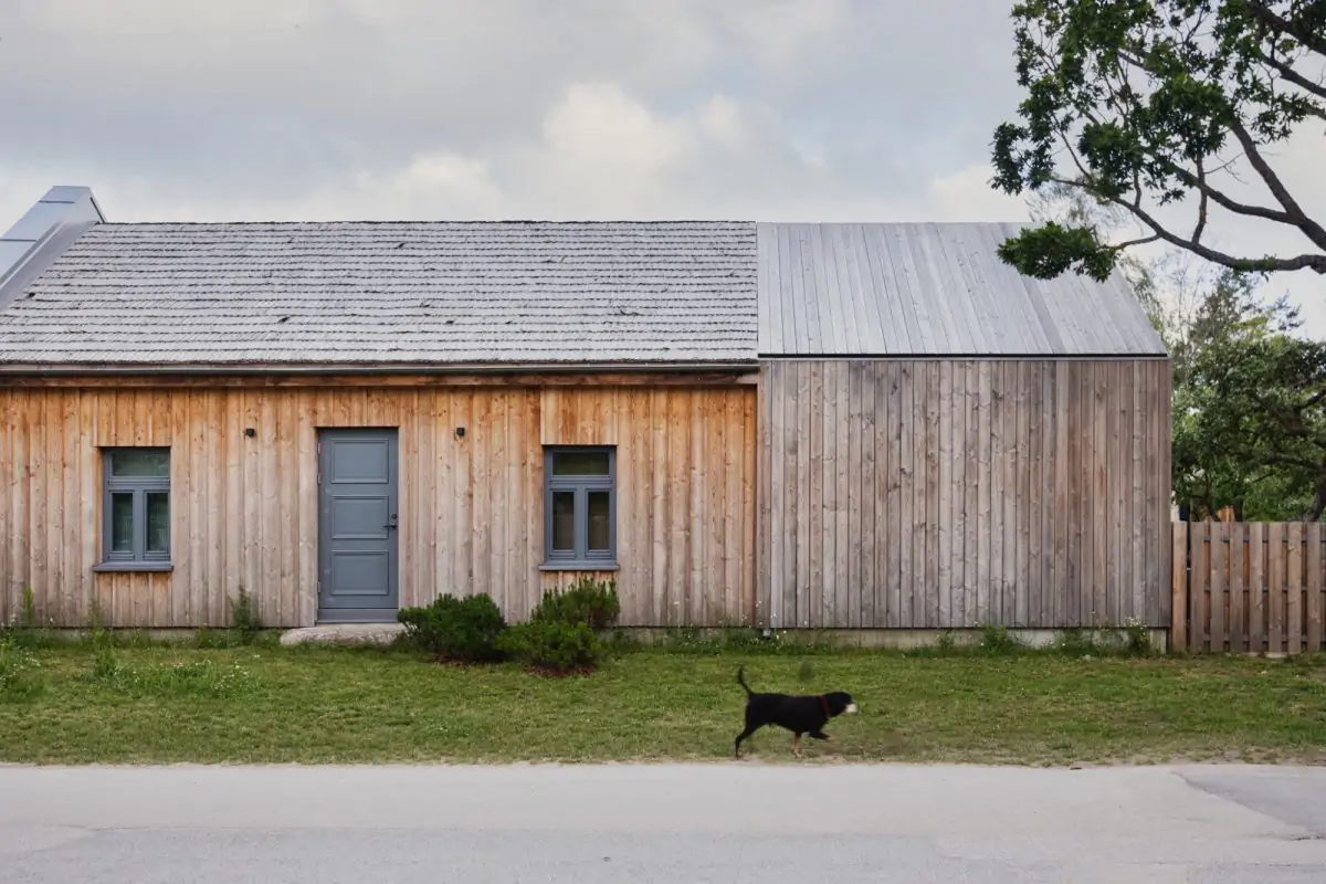Una casa prefabricada de estilo nórdico en Letonia con un impresionante jardín privado