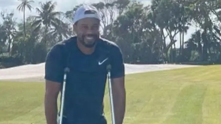 Tiger Woods publica una foto con muletas y sonriendo en su casa de Florida