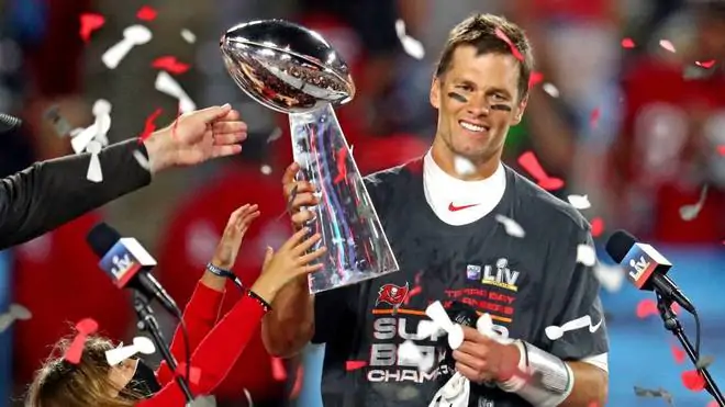 El campeón del Súper Bowl Tom Brady visita una lejana galaxia en Disney World