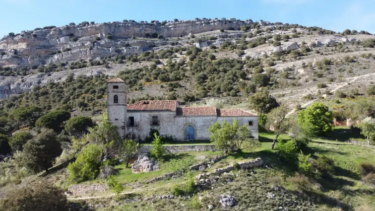 En venta una increíble finca con iglesia románica, monasterio y cascada en Soria por 3 millones
