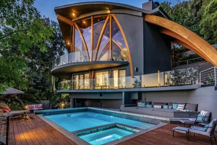 Esta casa futurista obra del arquitecto Harry Gesner se vende ahora por 7,8 millones