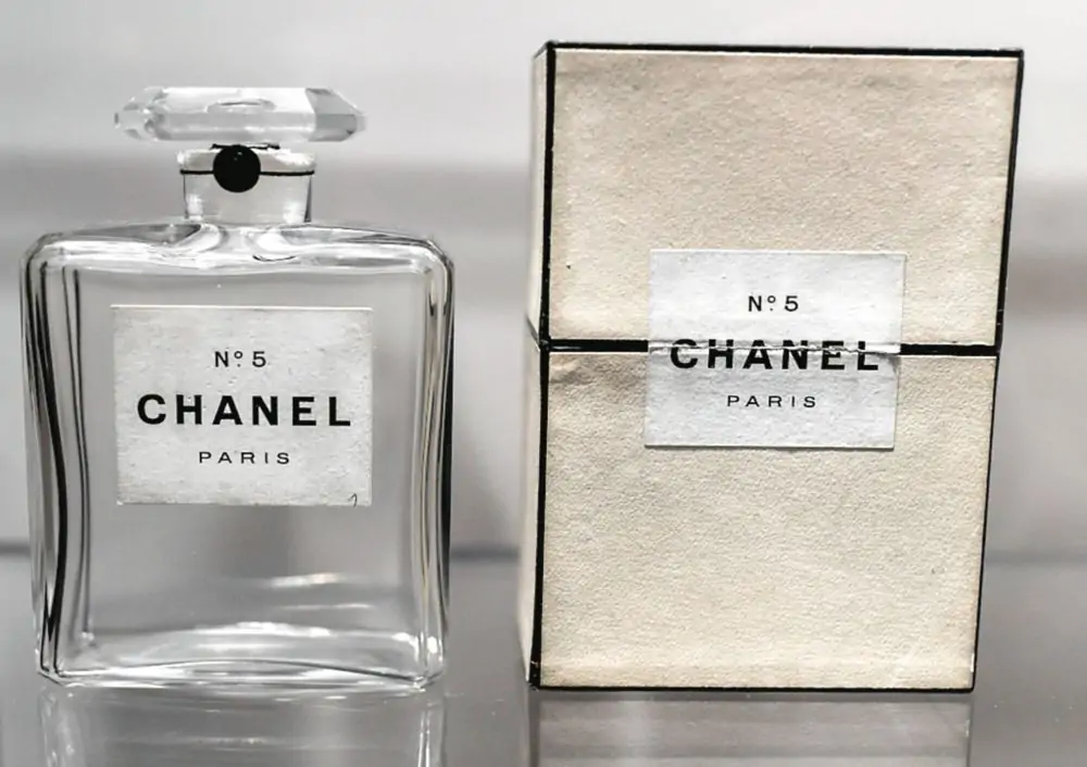 El Nº5 de Chanel concentra cien años de historia en un frasco de cristal