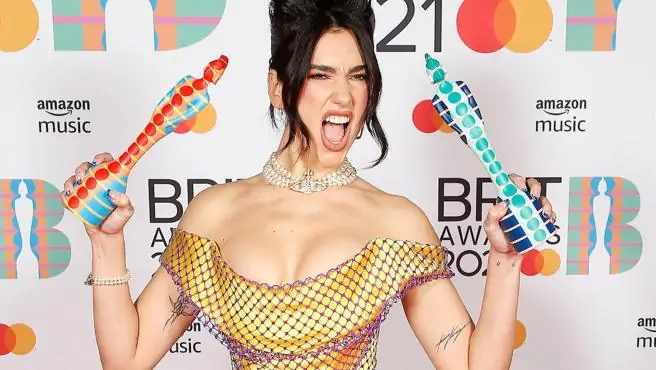 Dua Lipa, triunfadora absoluta de la colorida fiesta de los premios Brit