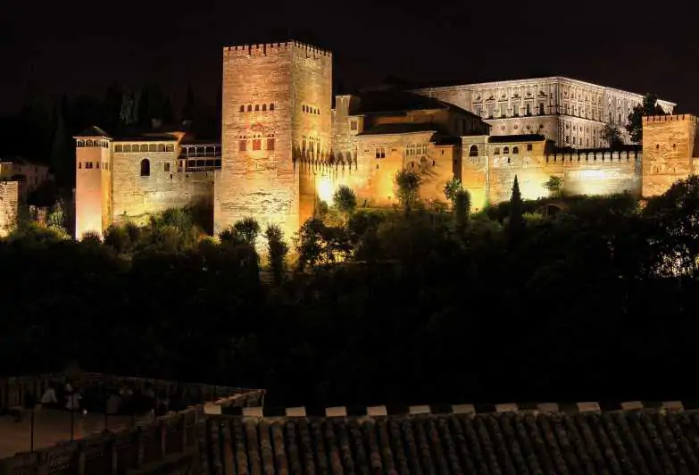 La Alhambra recupera las visitas nocturnas a palacios nazaríes y Generalife