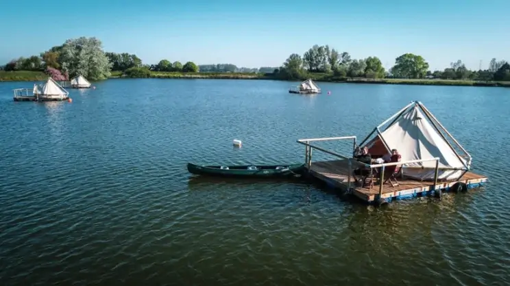 Un alojamiento alternativo en tiendas de campaña en medio de un lago de Bélgica