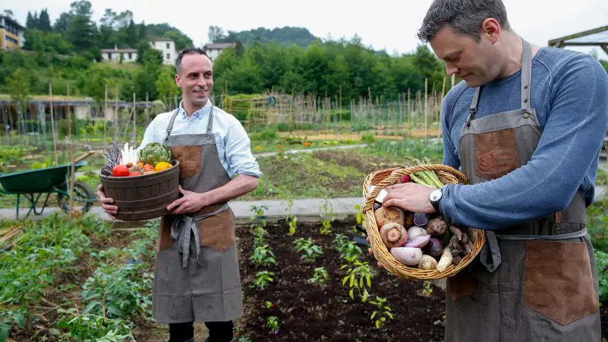 Manos a la obra en la huerta del Basque Culinary Center