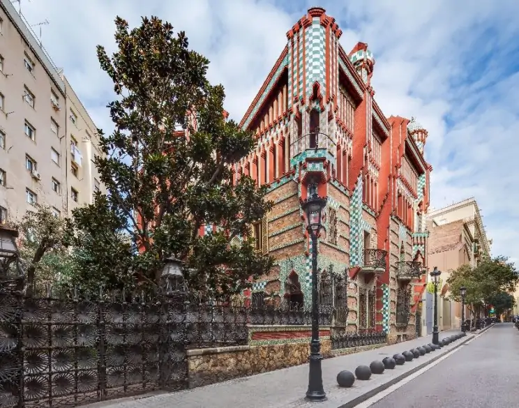 Airbnb ofrece alojarse una noche en la casa Vicens de Gaudí por un euro