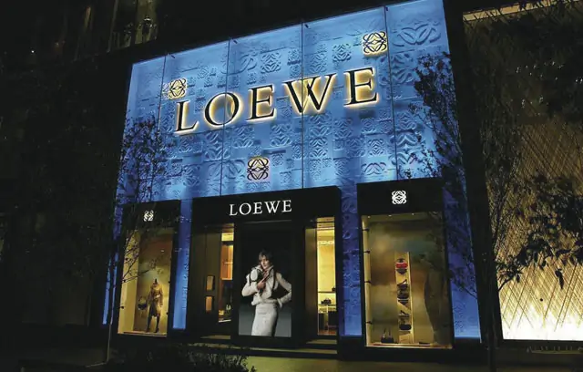 Oda al tacto y la fiesta en las propuestas de Loewe en París