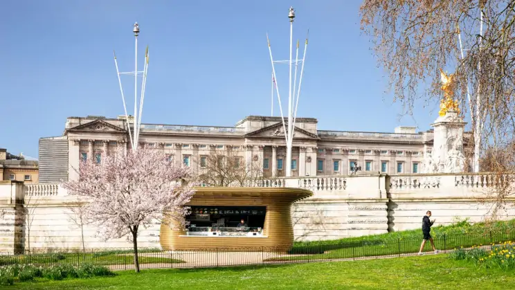 A las puertas del Palacio de Buckingham