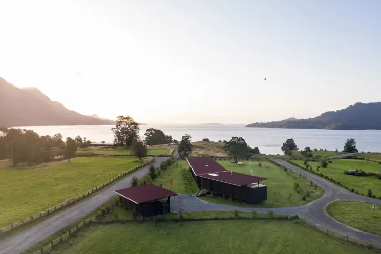 Una espectacular casa modular para disfrutar de unas vacaciones a orillas de un lago en Chile