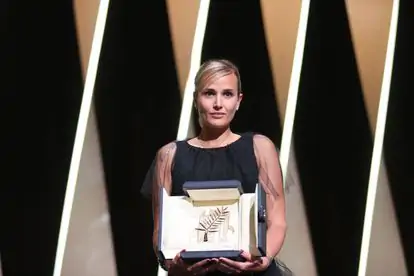 Julia Ducournau recibe la Palma de Oro de Cannes por «Titane»