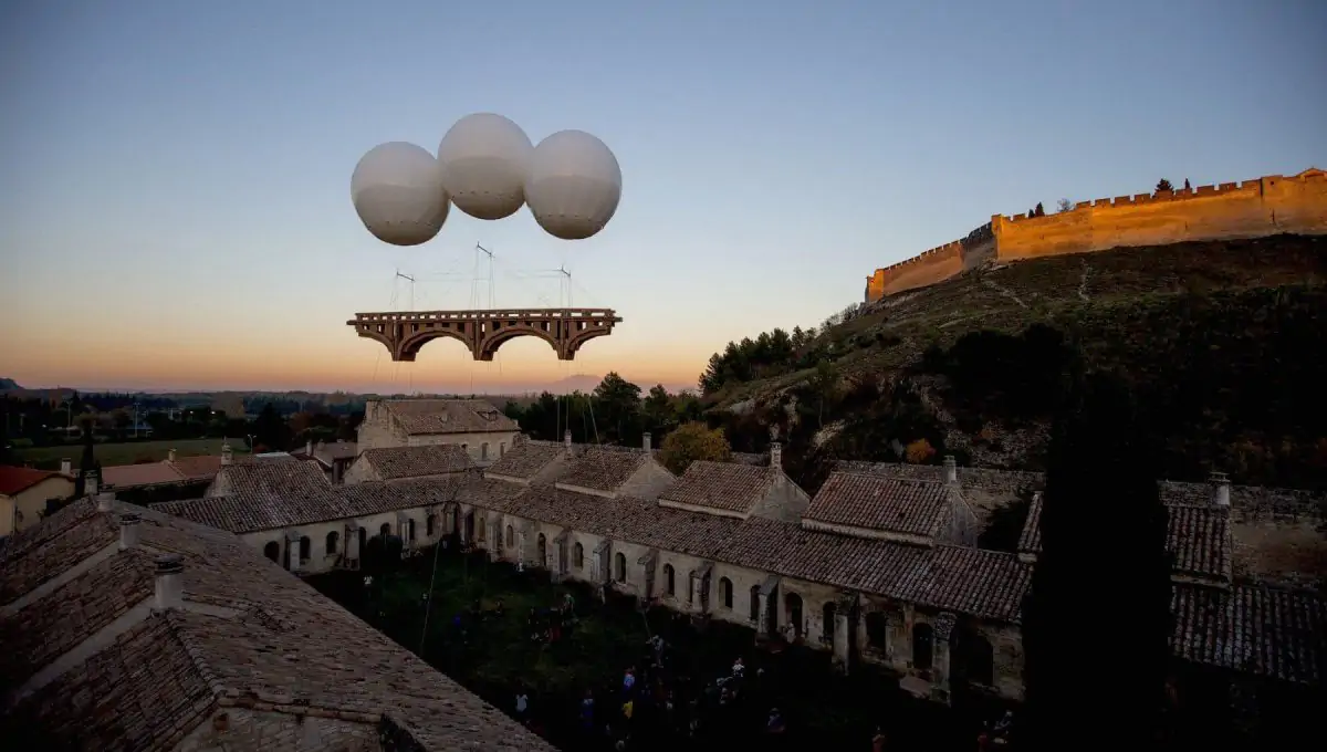 Un puente «volador» y efímero atraviesa el río Tíber de Roma