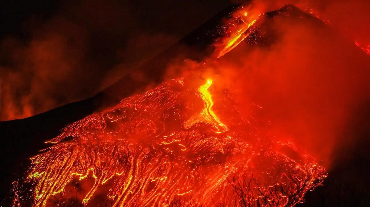 El Etna sigue activo y creciendo