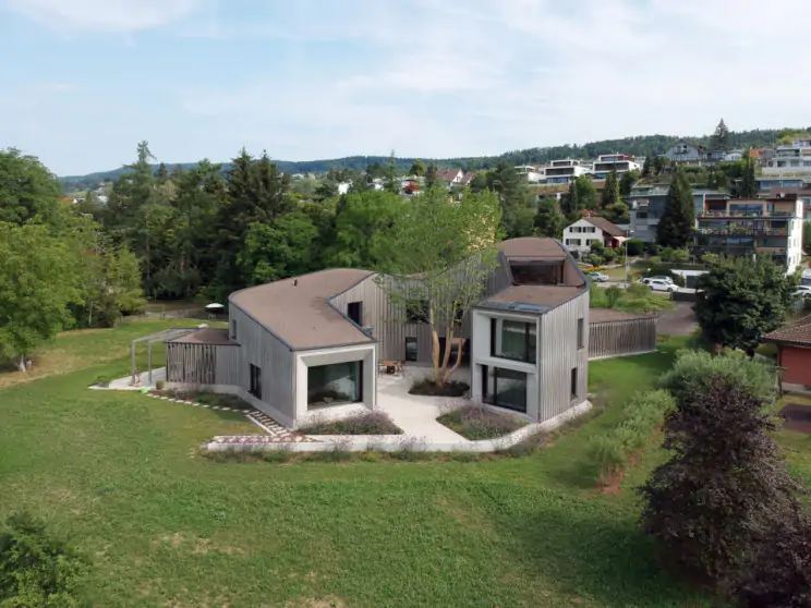 Una espectacular casa inspirada en la geometría a orillas de un lago en los Alpes