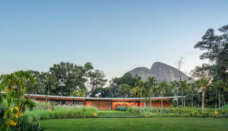 Una espectacular casa en Brasil con un diseño inspirado en las alas de las aves