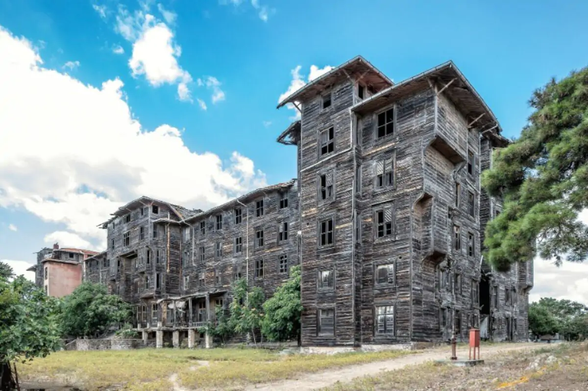 Salvar el mayor edificio de madera de Europa