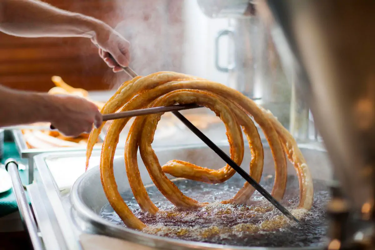 Cocido madrileño, callos y churros atraen a visitantes a la capital incluso en verano