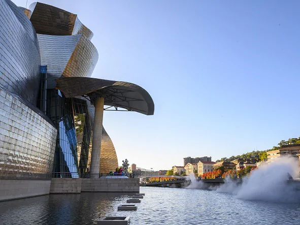 El Museo Guggenheim Bilbao agota las entradas gratuitas para celebrar sus 24 años