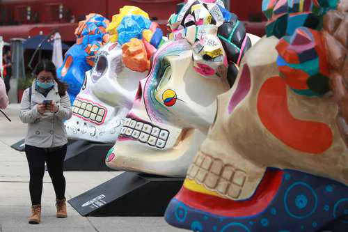 Calaveras gigantes homenajean a Frida Kahlo por el Día de Muertos en México