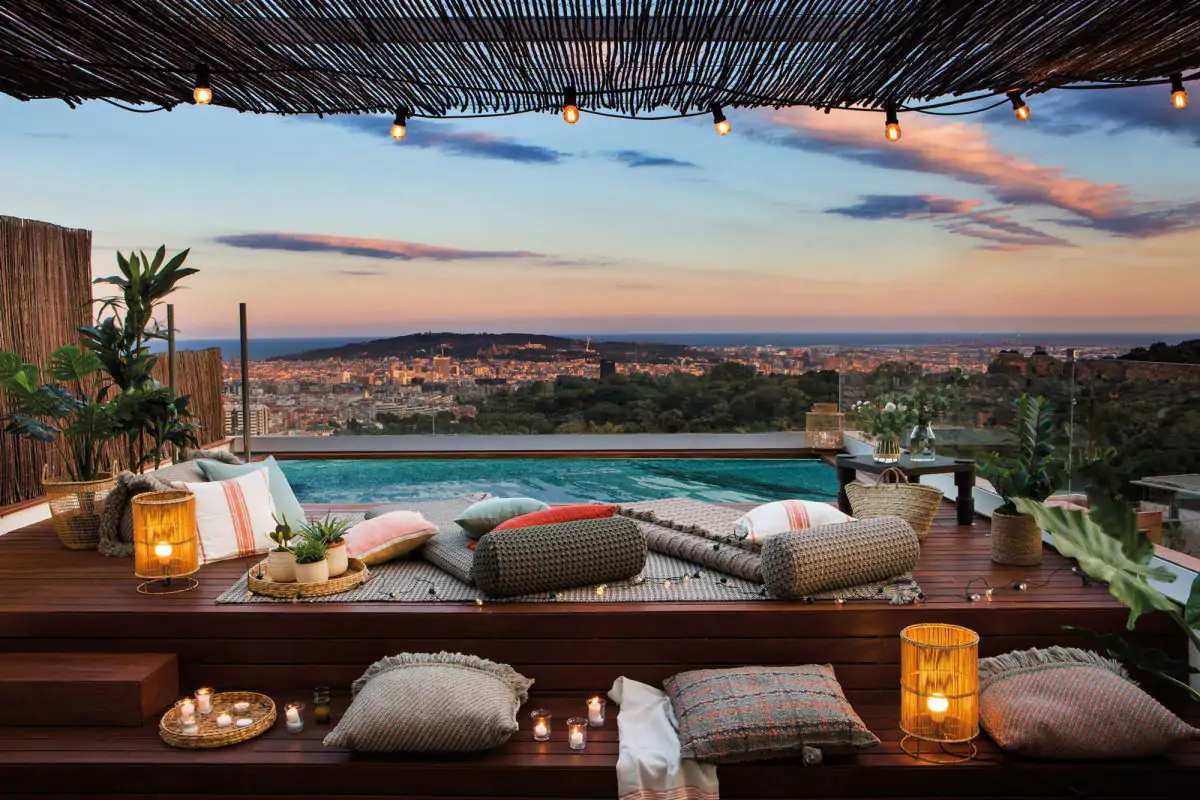 Una piscina en la terraza