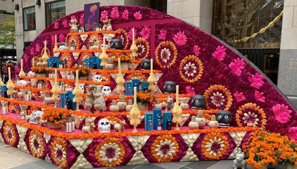 El Rockefeller Center se viste este año con un altar de muertos mexicano