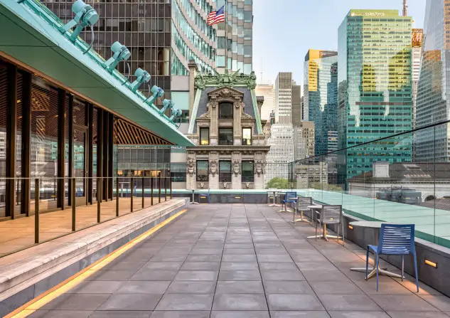 Biblioteca con terraza para disfrutar del paisaje urbano de Nueva York