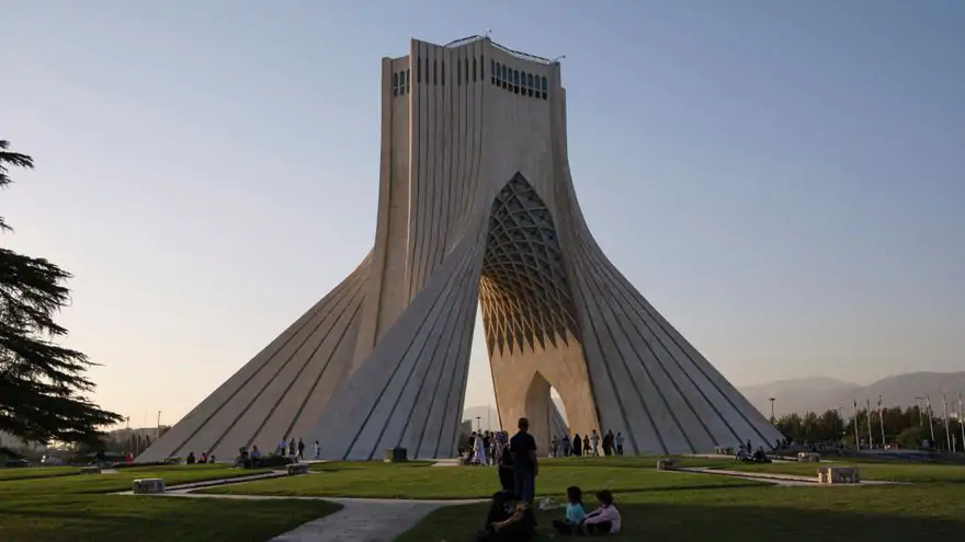 La Torre Azadi, símbolo de las paradojas de Irán