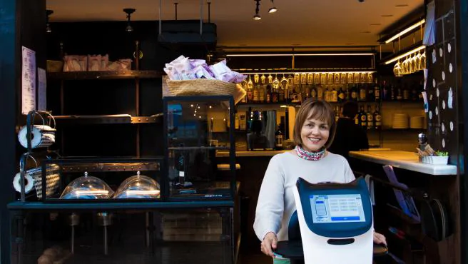 La chef alicantina María José San Román incorpora un robot inteligente para apoyar a su equipo