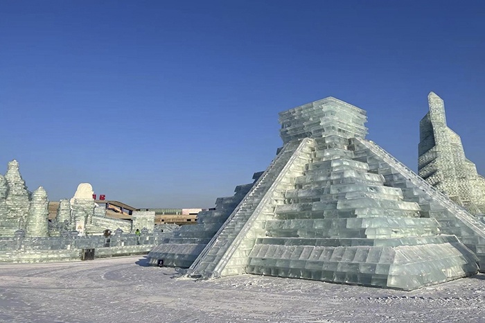Exhiben-una-Piramide-de-Kukulkan-de-hielo-en-festival-del-norte-de-China