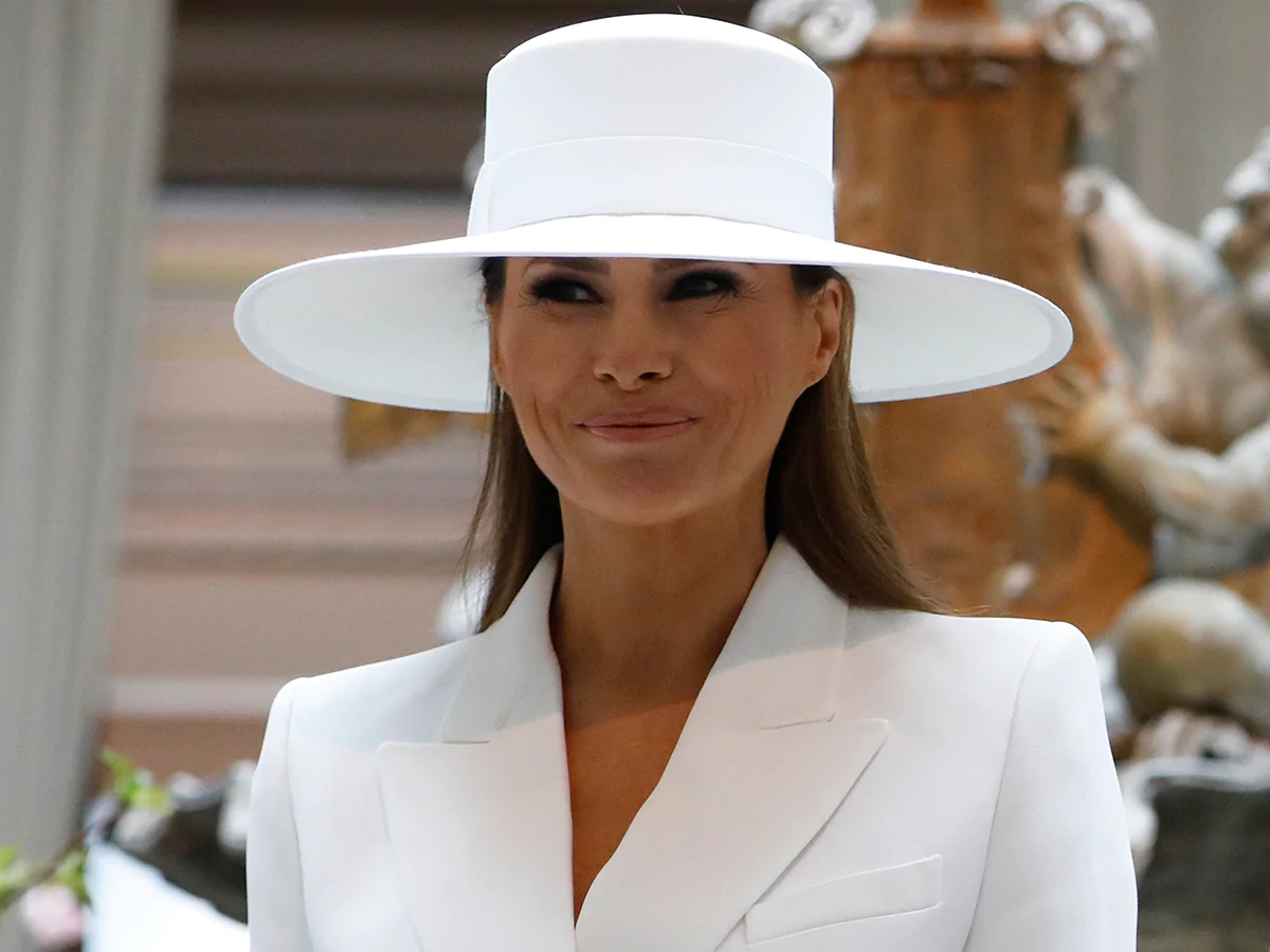Melania Trump subastará su sombrero por 250.000$