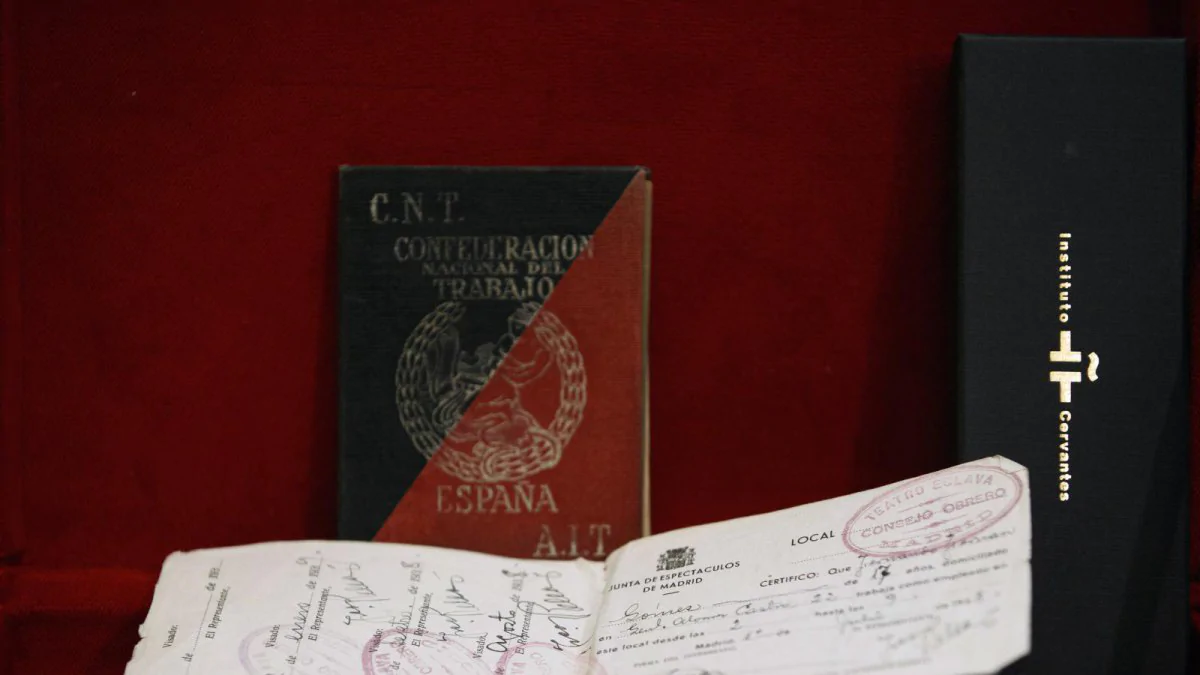 La cartilla de la CNT de Fernán-Gómez y su pluma, en la Caja de las Letras