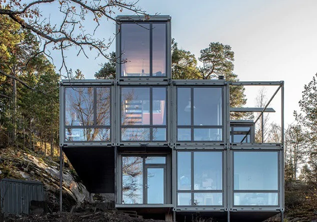Una casa hecha con contenedores que se inspira en la estética industrial