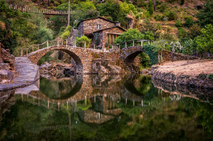 El pueblo portugués cuyas casas asoman a una increíble playa fluvial