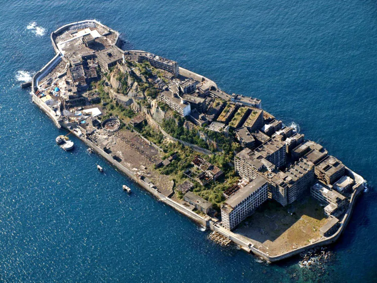 Hashima, la isla japonesa sin verde que fue la más poblada del planeta